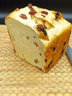 Una foto de Pan dulce de nueces y pasas con suero leche en panificadora lidl