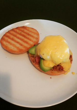 A picture of Eggs benedict.