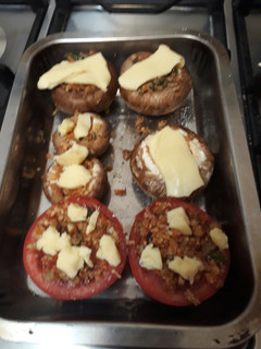 Una foto de Portobellos y tomate relleno al horno.🍅🍄