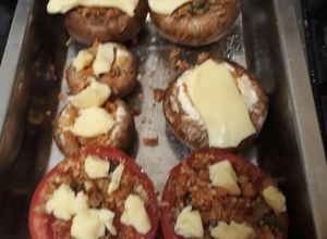 Una foto de Portobellos y tomate relleno al horno.🍅🍄