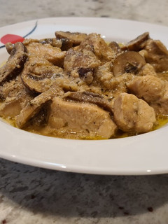 Una foto de Pollo en salsa de cava y estragón con champiñones