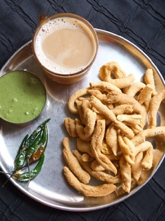 વણેલા ગાંઠીયા (Vanela Ganthiya Recipe In Gujarati) રેસીપી મુખ્ય ફોટો