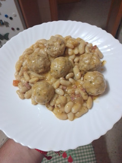 Una foto de Guiso de judías blancas con albóndigas