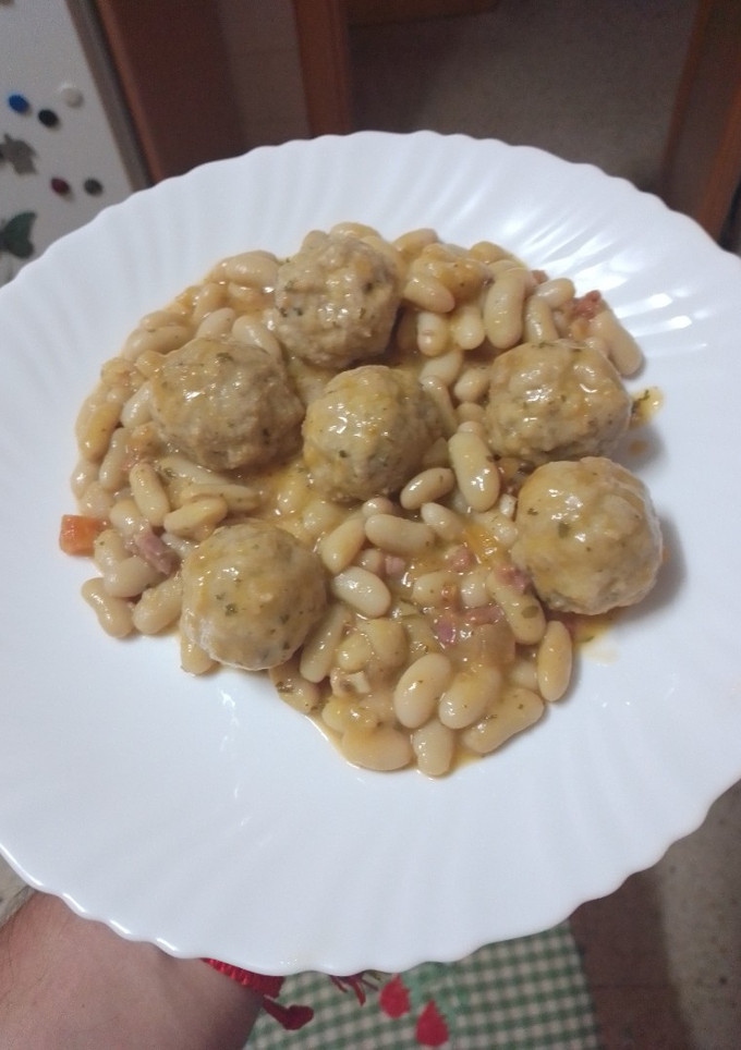 Una foto de Guiso de judías blancas con albóndigas