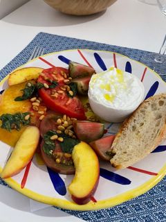 Une photo de Salade tomates, nectarines et burrata