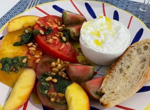 Une photo de Salade tomates, nectarines et burrata