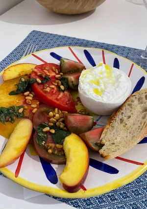 Une photo de Salade tomates, nectarines et burrata