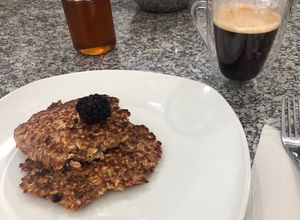 Una foto de Tortilla de Avena c/miel, nuez y arándanos