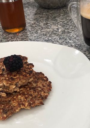 Una foto de Tortilla de Avena c/miel, nuez y arándanos