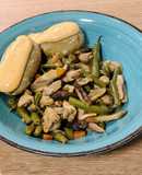 Wok de pollo salteado con verduras y shiitake