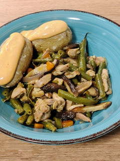Una foto de Wok de pollo salteado con verduras y shiitake