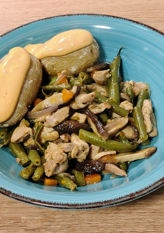 Una foto de Wok de pollo salteado con verduras y shiitake