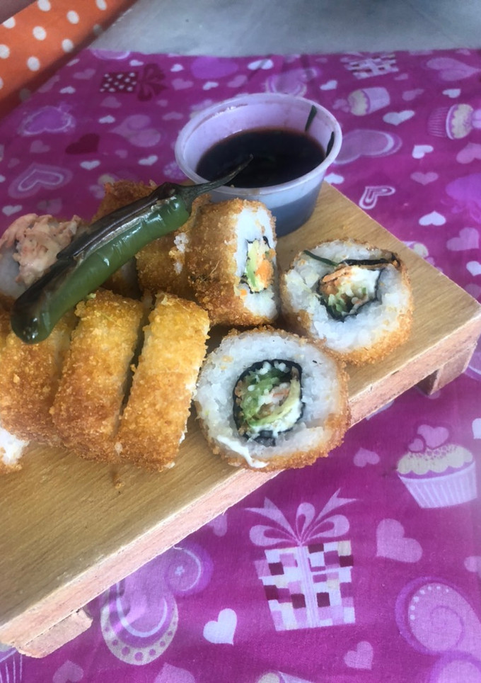 Una foto de Sushi empanizado