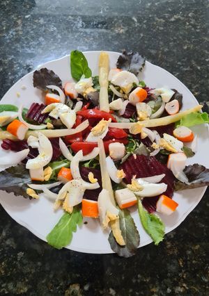 Una foto de 70. Ensalada variada con Huevo Cocido