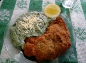 Una foto de Milanesas de nalga con puré de papas con espinacas