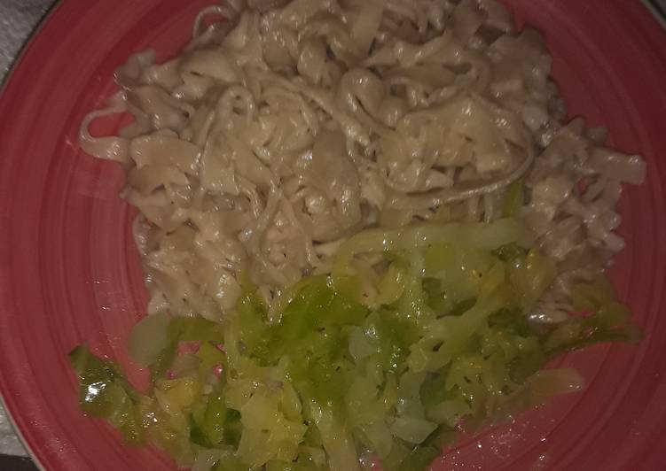 Bakpro noodles with cabbage