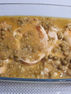 Una foto de 120. Pechugas de pollo con guisantes y aceitunas