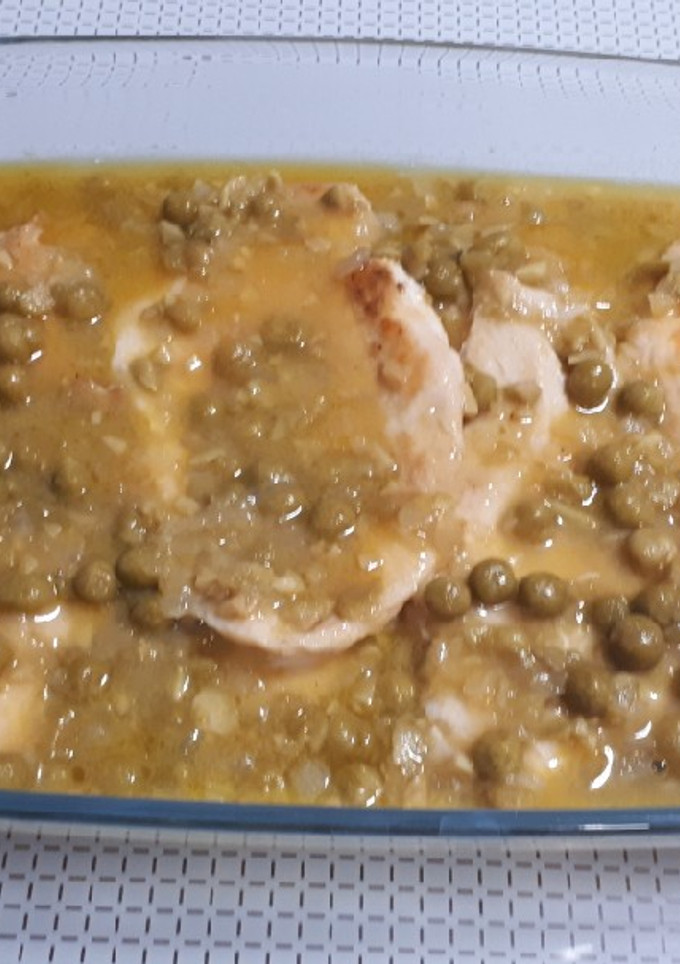 Una foto de 120. Pechugas de pollo con guisantes y aceitunas
