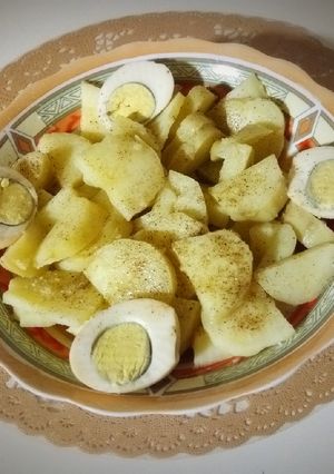 Une photo de Salade de pommes de terre aux oeufs durs