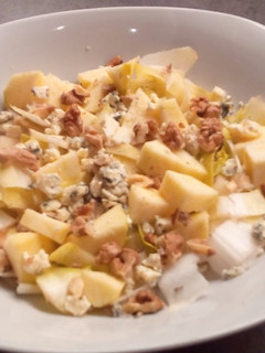 Una foto de Ensalada de endivias, manzana y roquefort con nueces