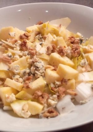 Una foto de Ensalada de endivias, manzana y roquefort con nueces