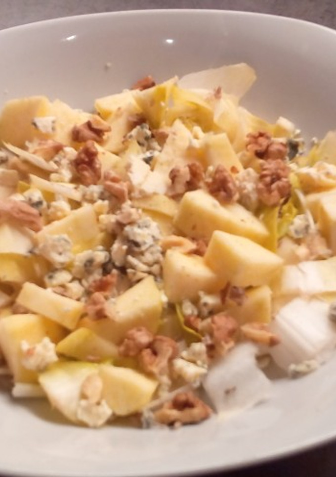 Una foto de Ensalada de endivias, manzana y roquefort con nueces