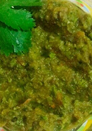 A picture of Green coriander and green chane ki chutney.