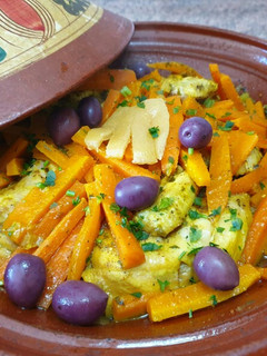 Una foto de Tagin de pollo con zanahorias /comida de Marruecos
