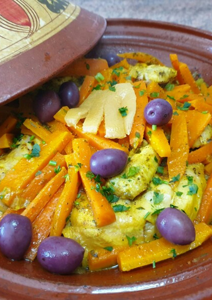 Una foto de Tagin de pollo con zanahorias /comida de Marruecos