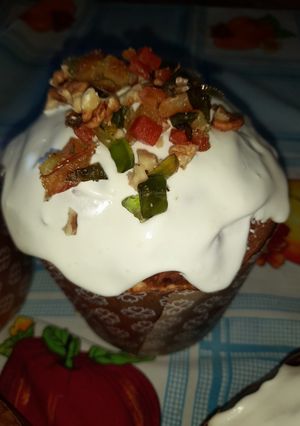 Una foto de Pan dulce con frutas abrillantadas y secas