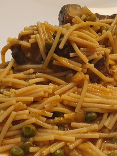 Una foto de Fideos con costilla