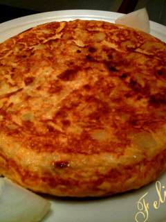 Una foto de Tortilla de patatas rellena de chorizo