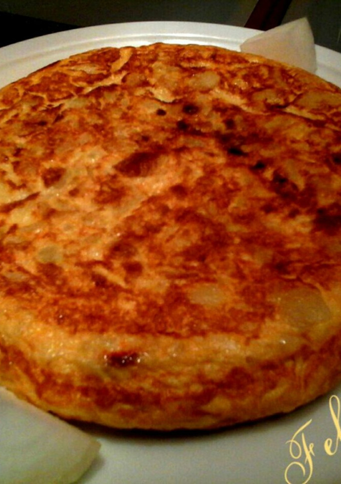 Una foto de Tortilla de patatas rellena de chorizo