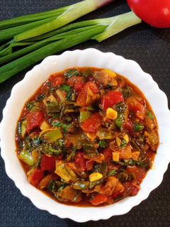 हरे प्याज़ और टमाटर की सब्जी (Hare pyaz aur tamatar ki sabzi rec रेसिपी मुख्य फोटो