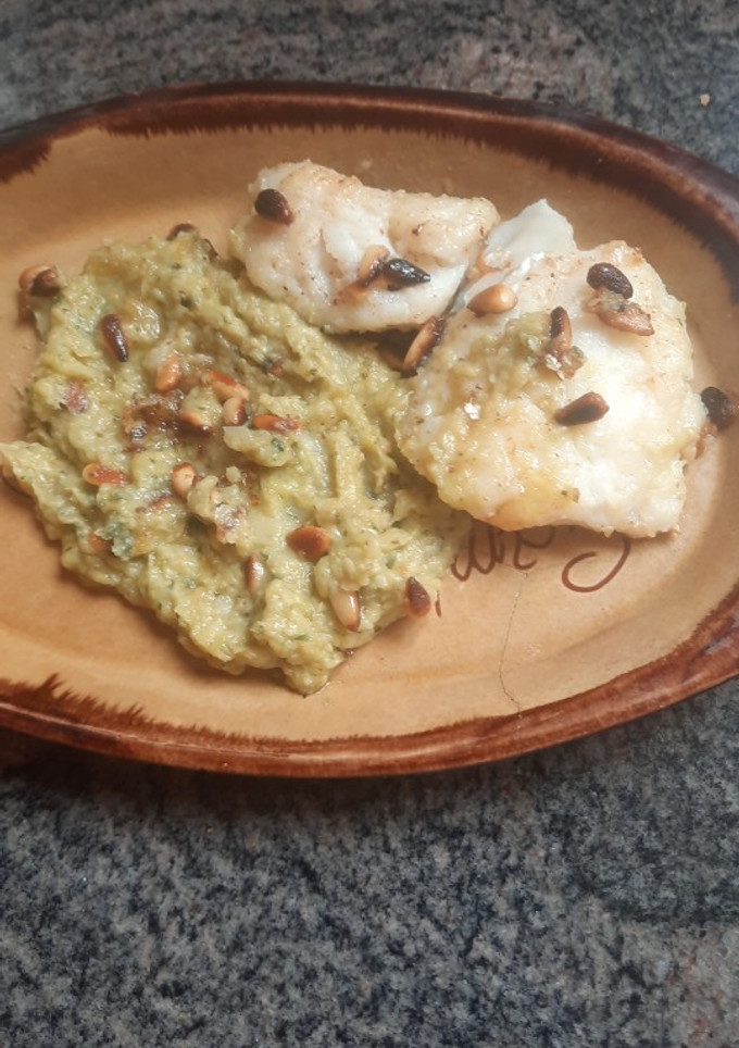 Una foto de Bacalao a la salsa de habas y menta