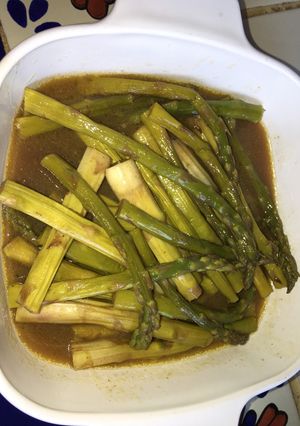 Una foto de Espárragos con limón