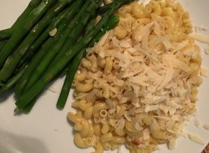 Una foto de Pasta con ajo asado y aceite de oliva