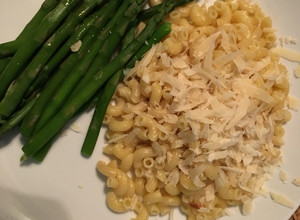 Una foto de Pasta con ajo asado y aceite de oliva