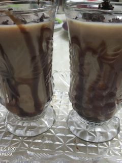 चीकू चॉकलेट मिल्क शेक (Chikoo chocolate milk shake recipe in hindi) रेसिपी मुख्य फोटो