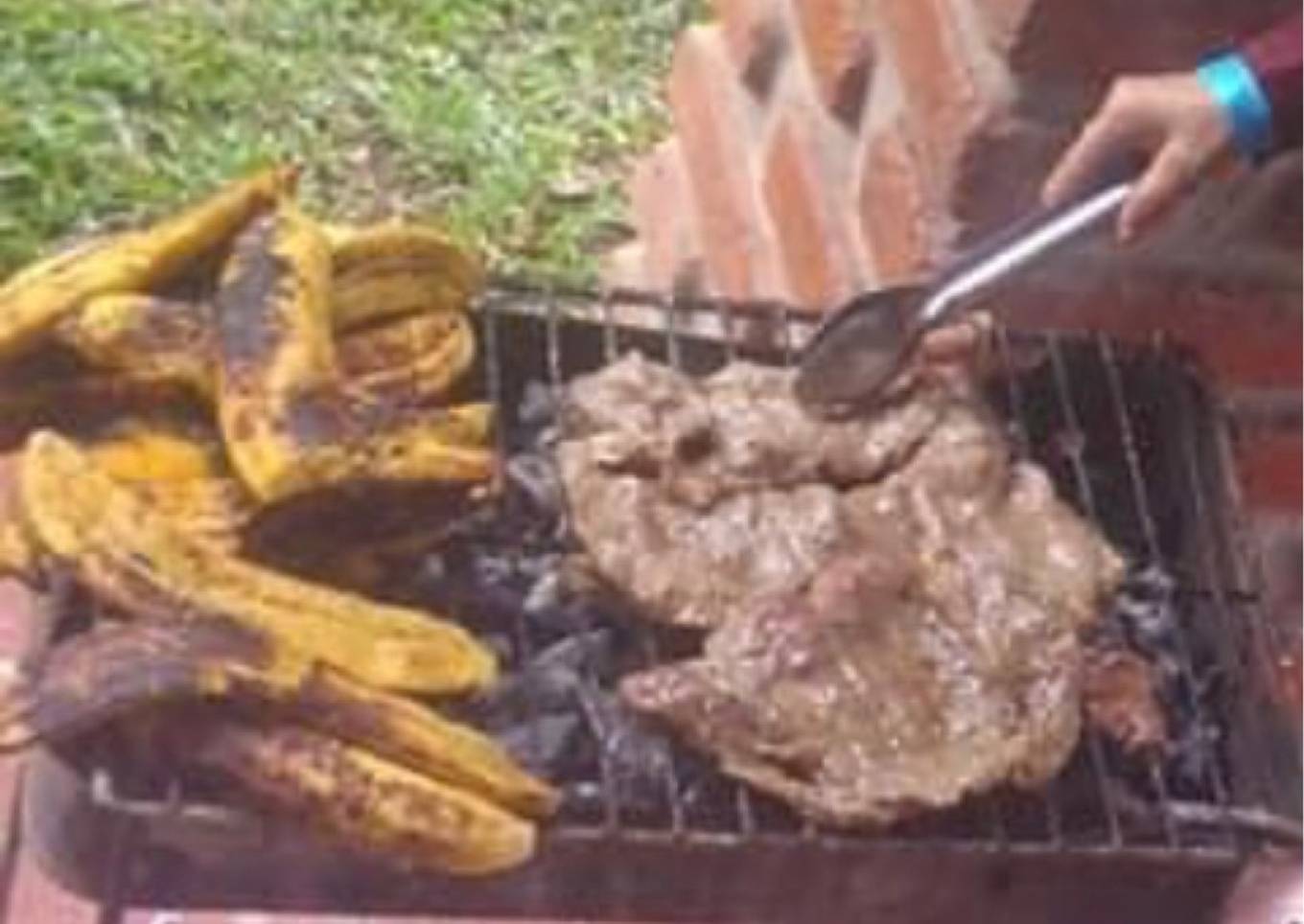 Comida de campo Asado y Plátano Maduro con Queso