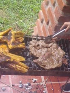 Una foto de Comida de campo Asado y Plátano Maduro con Queso
