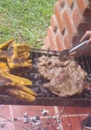 Una foto de Comida de campo Asado y Plátano Maduro con Queso