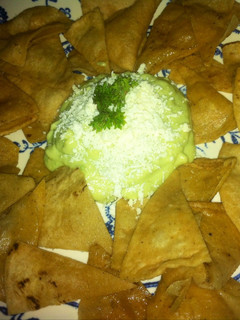 Una foto de Crema de aguacate y chips