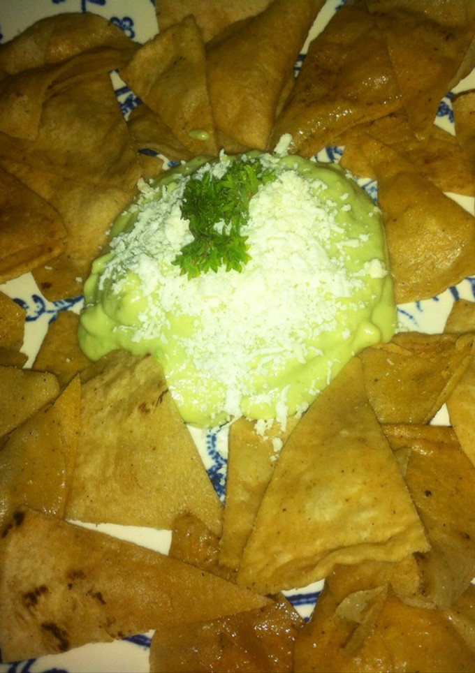Una foto de Crema de aguacate y chips