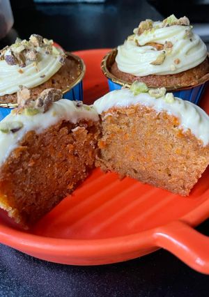 Gambar Carrot cupcakes with cream cheese icing