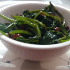 A picture of Stir fry spinach.