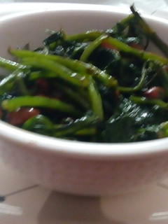 A picture of Stir fry spinach.