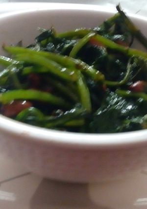 A picture of Stir fry spinach.