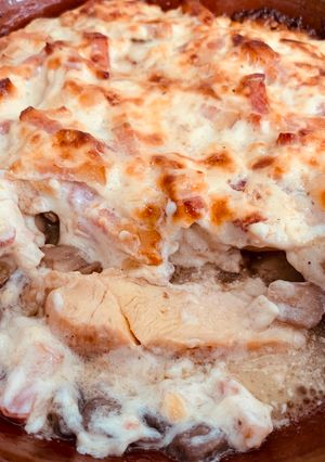 Una foto de Pollo gratinado con setas y falsa carbonara