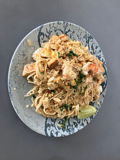 Una foto de Pad Thai de camarón